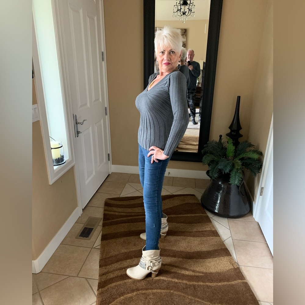 LN INC RIBBED PULL OVER SWEATER. LT-WT. SO CUTE I PURCHASED IN 3 COLORS. - Picture 2 of 8